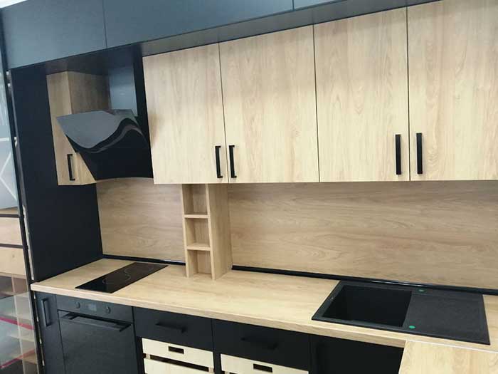 белая кухня с островом